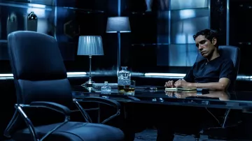 Le bracelet porté par Driss (Adam Bessa) dans la série Ourika (Saison 1)