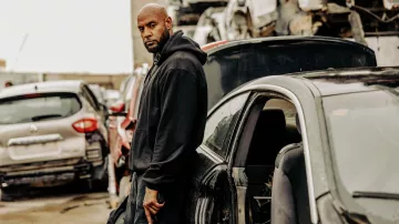 Le pantalon Fila porté par Metis (Booba) dans la série Ourika (Saison 1)
