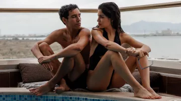 Le maillot de bain noir porté par Inès (Sawsan Abès) dans la série Ourika (Saison 1)