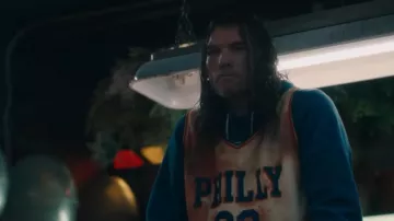 Camiseta deportiva de Filadelfia usada por Lucas (Sam Worthington) como se ve en la película Breathe