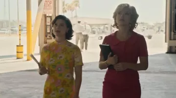 Robe jaune à fleurs portée par Anna Garcia dans le film Fly Me to the Moon