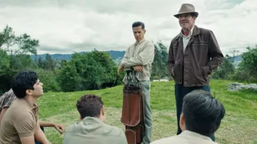 Chaqueta marrón con cremallera usada por Frank Mitchell (Dennis Quaid) como se ve en The Long Game