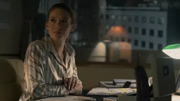 Chemise rayée portée par Samantha (Rachel Keller) dans les tenues de la série télévisée Tokyo Vice (saison 2)