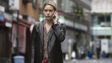 Veste en cuir noir portée par Samantha (Rachel Keller) dans Tokyo Vice (saison 2)