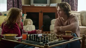 Pull porté par Jake Adelstein (Ansel Elgort) dans la série télévisée Tokyo Vice (saison 2)