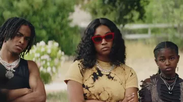 Lunettes de soleil rouges portées par Iantha Richardson dans le film Don’t Tell Mom the Babysitter’s Dead