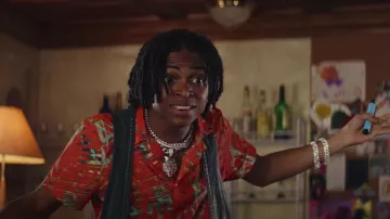 Chemise hawaïenne rouge portée par Donielle Tremaine Hansley dans la garde-robe du film Don’t Tell Mom the Babysitter’s Dead