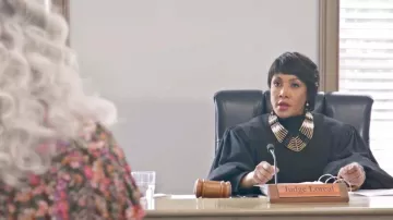 Collar usado por la jueza Loreal (Vivica A. Fox) como se ve en Not Another Church Movie