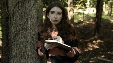 Pull rayé porté par Nikki (Kailee McGuire) comme on le voit dans la garde-robe du film La Nuit de la moisson