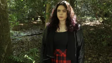 Veste en cuir zippée portée par Aubrey (Ella Bennett) comme on le voit dans La nuit de la moisson