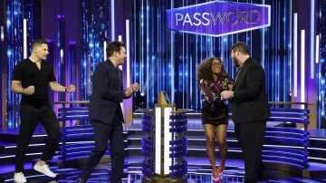 Zapatos de tacón rosas usados por Keke Palmer como se ve en el programa de televisión Password en abril de 2024