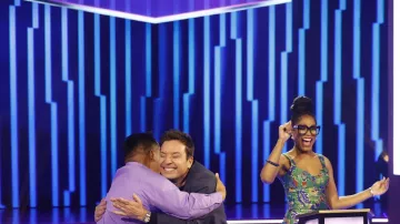 Vestido floral usado por Keke Palmer como se ve en el programa de televisión Password