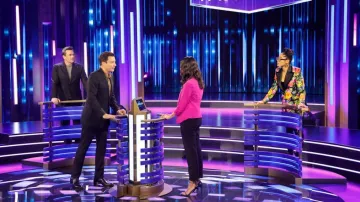 Chaqueta blazer floral usada por Keke Palmer como se ve en el programa de televisión Password