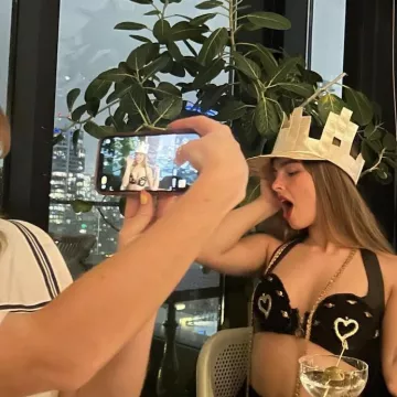 Sujetador de terciopelo Gold Hearts usado por Addison Rae en su publicación de TikTok el @addisonre