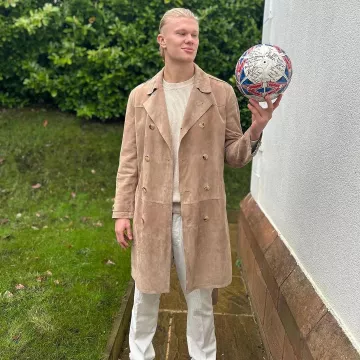 Beige Trench Coat worn by Erling Haaland on his Instagram account @erling.haaland