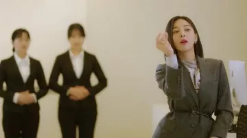 Le blazer gris avec ceinture fine porté par Jin Yeong-seo (Seol In-ah) dans la série Business Proposal (Saison 1 Episode 2)