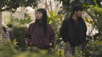 Veste zippée marron portée par Jeong Su-In (Jeon So-nee) comme on le voit dans les tenues de la série télévisée Parasyte : The Grey (saison 1)