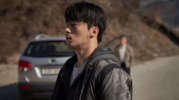 Veste à capuche zippée grise portée par Seol Kang-Woo (Koo Kyo-hwan) comme on le voit dans la série télévisée Parasyte : The Grey (saison 1)