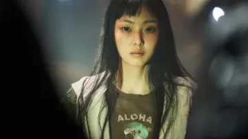 T-shirt Aloha porté par Jeong Su-In (Jeon So-nee) tel qu’on le voit dans la garde-robe de la série télévisée Parasyte : The Grey (saison 1)