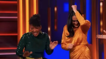 Robe jaune orangé portée par Brie Bella dans la série télévisée Password en avril 2024