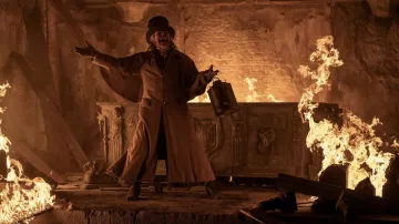 Manteau porté par le professeur Albin Eberhart Von Franz (Willem Dafoe) comme on le voit dans le film Nosferatu