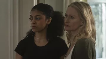Collier et boucles d’oreilles en or portés par Makayla Parish (Arica Himmel) dans Parish (Saison 1)