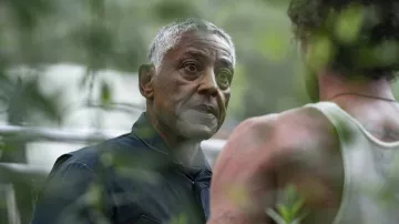Veste bleue portée par Gracián 'Gray' Parish (Giancarlo Esposito) dans Parish Wardrobe (saison 1)