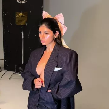 Ensemble blazer et jupe rayés porté par Mia Khalifa dans sa vidéo TikTok