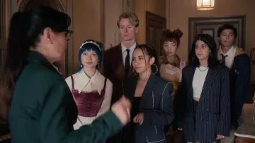Bandeau porté par Sasha So (Gemma Chua-Tran) dans la série télévisée Heartbreak High (S02E03)