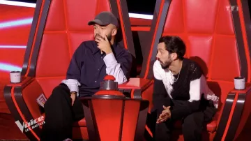 La surchemise bleue portée par Oli dans l'émission The Voice : les Battles du 13 avril 2024