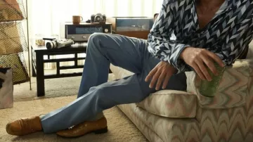 Pantalones acampanados azul cielo usados por Brad Pitt de Cliff Booth en la película Érase una vez... en Hollywood