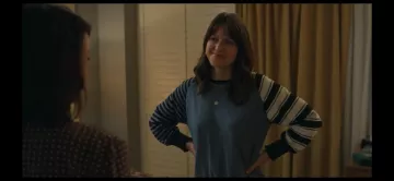Pull à rayures bleues et blanches porté par Sadie McCarthy Melissa Benoist dans Les filles du bus (S01E05)