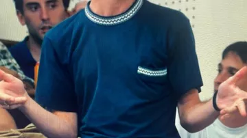 T-shirt à manches courtes avec motif sur le tour de cou et la poche poitrine porté par Sean (Nahuel Pérez Biscayart) en BPM (Beats per Minute)