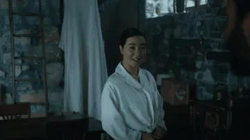 Chemise blanche portée par Jane Smith (Maya Erskine) dans la série télévisée Mr. & Mrs. Smith (S01E05)
