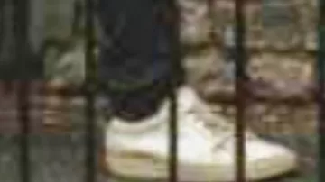 Baskets en cuir blanc avec patte de talon noire de Donny Dunn Richard Gadd en Baby Reindeer