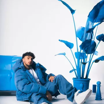 Manteau + le jean de Inoxtag sur le compte Instagram de @inoxtag