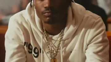 Sweat à capuche blanc cassé porté par un mec dans le dos en Lil Baby & 42 Dugg - Grace (Vidéo officielle)