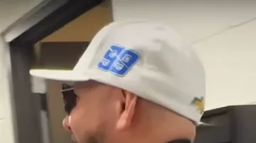 Casquette 99 avec le logo chevrolet de Pitt Bull dans Pitbull - Guantanamera (She’s Hot) - TikTok Compilation