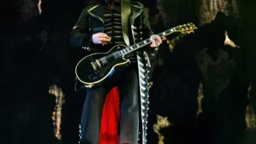 Cloud Kartavy utilisé par Richard Z. Kruspe dans Rammstein Völkerball - Reise Reise (Live à Nîmes)