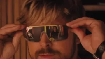 Sunglasses in the Club scene of Colt Seavers (Ryan Gosling) in The Fall Guy