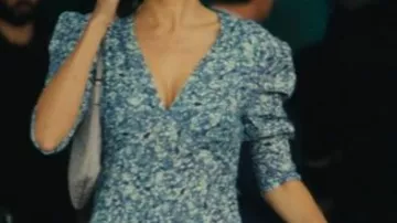Robe bleue aeroport de Inès (Sawsan Abès) dans Ourika (S01E04)
