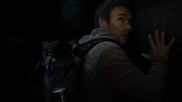 Sac à dos porté par Jason Dessen (Joel Edgerton) tel qu’on le voit dans la série télévisée Dark Matter (Saison 1 Épisode 4)