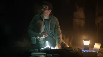 Chaqueta con cremallera usada por Jason Dessen (Joel Edgerton) como se ve en Dark Matter (Temporada 1 Episodio 4)