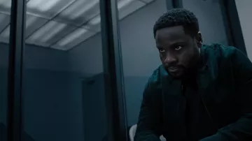 Veste en daim zippée verte portée par Leighton Vance (Dayo Okeniyi) vue dans la série télévisée Dark Matter (S01E03)