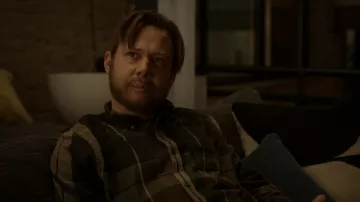 Chemise à carreaux portée par Ryan Holder (Jimmi Simpson) comme on le voit dans la série télévisée Dark Matter (S01E02)