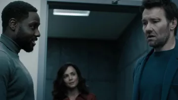 Pull à col roulé vert porté par Leighton Vance (Dayo Okeniyi) comme on le voit dans Dark Matter (S01E01)