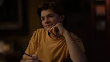 T-shirt jaune porté par Charlie Dessen (Oakes Fegley) tel qu’on le voit dans Dark Matter (S01E01)