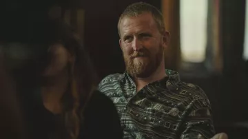 Chemise imprimée verte portée par Darrien (Tom Goodman-Hill) telle qu’on la voit dans la garde-robe de la série télévisée Baby Reindeer (saison 1)