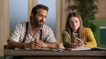Camisa de lunares usada por Cal (Ryan Reynolds) como se ve en la película IF
