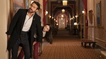 Gabardina usada por Cal (Ryan Reynolds) como se ve en los atuendos de la película IF